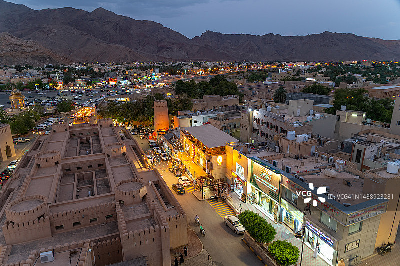 阿曼尼兹瓦市中心黄昏景色概览图片素材