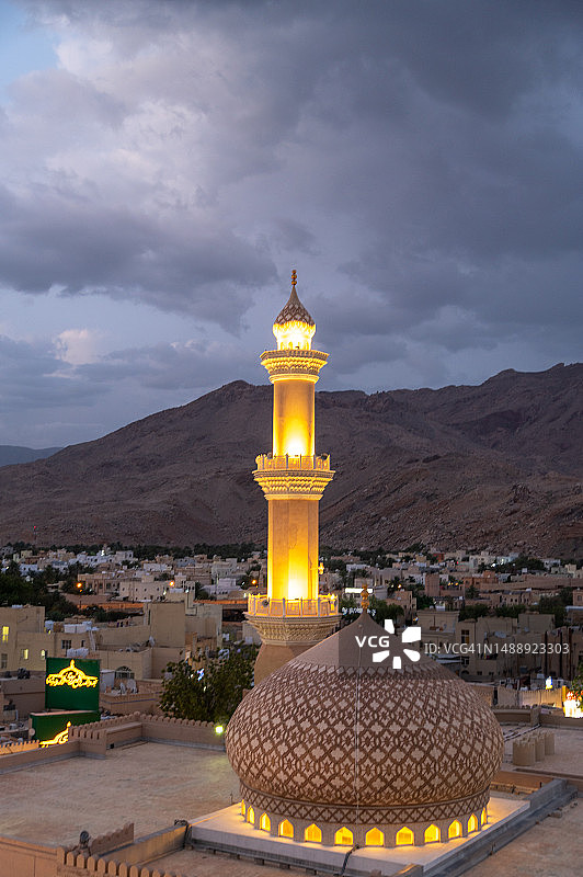 阿曼尼兹瓦，夜晚的Al Qalaa清真寺的尖塔和圆顶的俯视角度图片素材