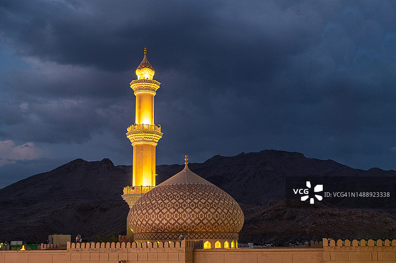 夜晚照明的尖塔和圆顶图片素材