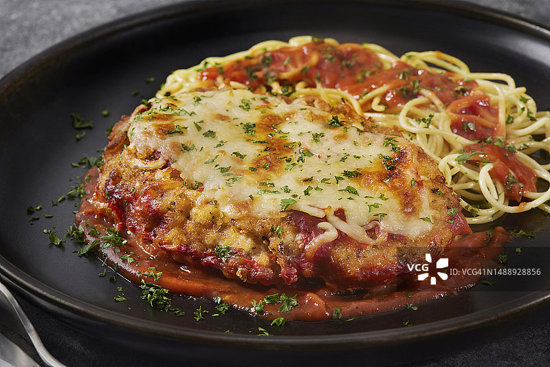 意面佐帕尔马鸡排图片素材