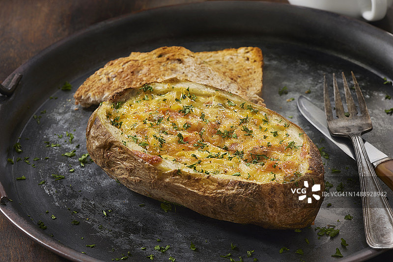 酿烤土豆鸡蛋船图片素材