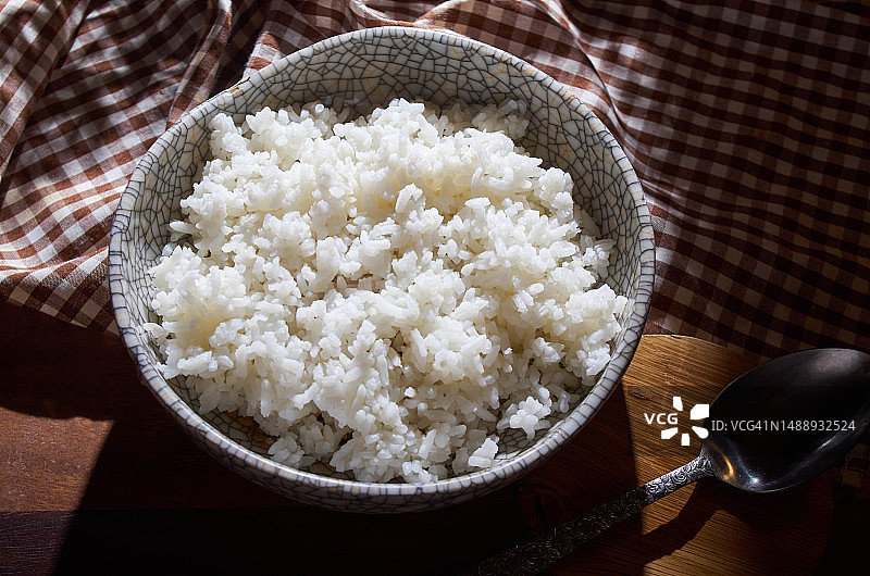 陶瓷杯中米饭的特写镜头图片素材