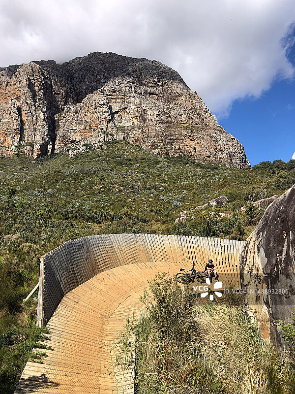 少年在山地自行车道上骑行图片素材