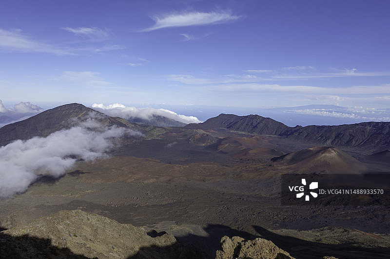 广角镜头下的毛伊岛Haleakalā火山国家公园火山口图片素材