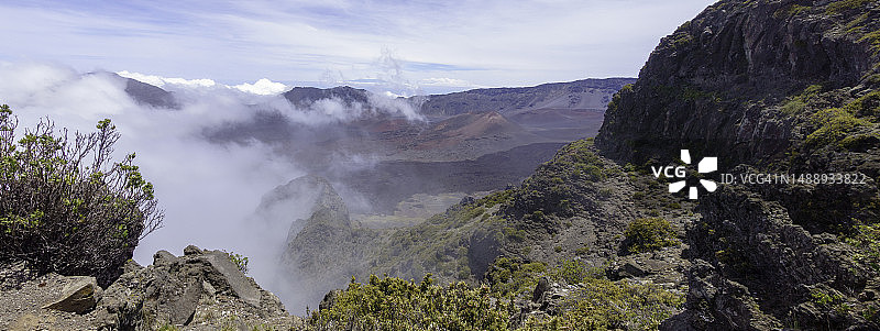 广角镜头下的毛伊岛Haleakalā火山国家公园火山口图片素材