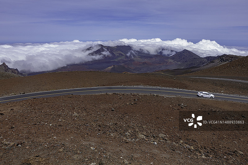 广角镜头下的毛伊岛Haleakalā火山国家公园火山口图片素材
