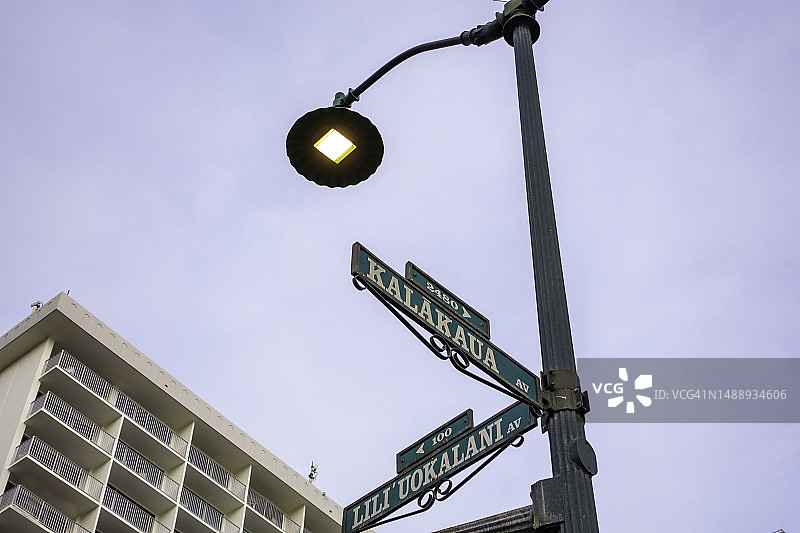 怀基基的十字路口，檀香山卡拉卡瓦大街和莉莉·乌普卡拉尼大街交叉口图片素材