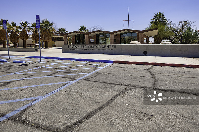 索尔顿湖州立游乐区停车场和关闭的建筑物图片素材