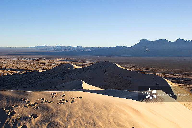 美国加利福尼亚州圣贝纳迪诺县沙漠与晴朗天空景观图片素材