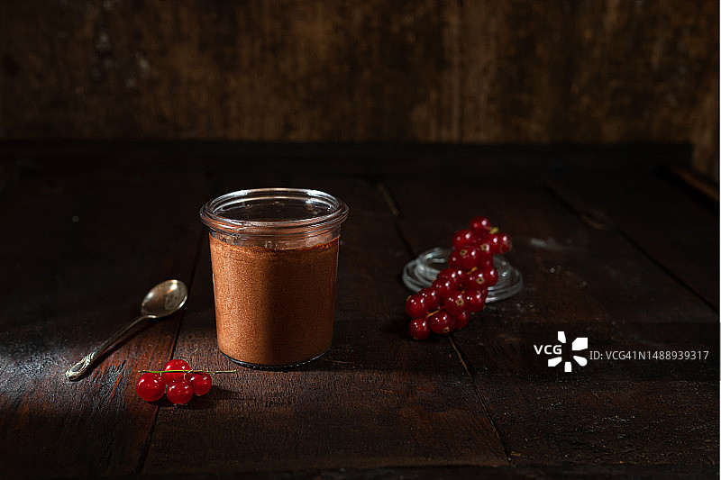 法国巧克力慕斯杯和浆果图片素材