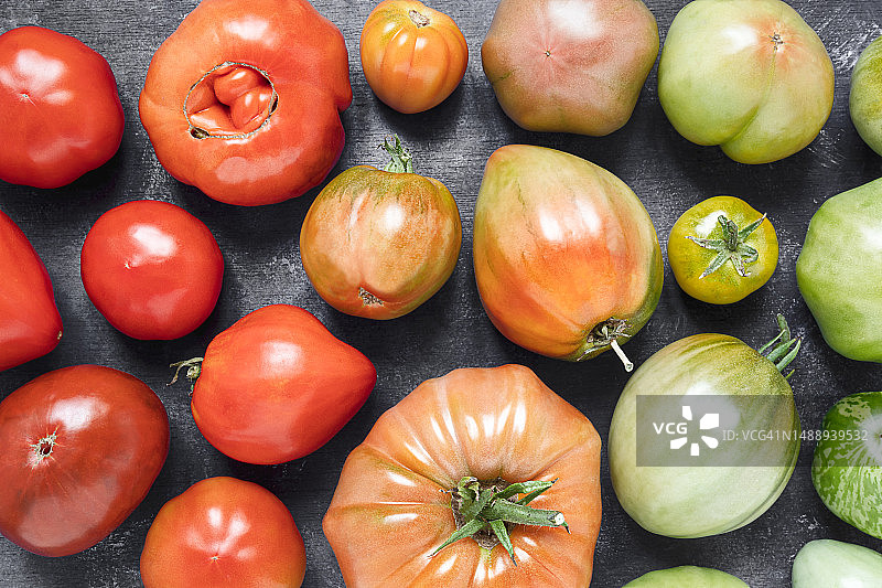 法国桌子上的西红柿高角度视图图片素材