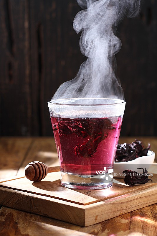 桌子上的饮料特写图片素材