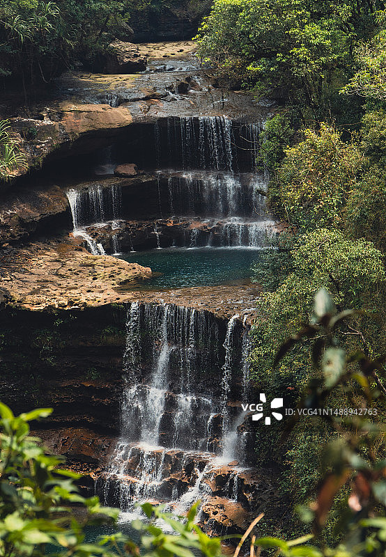 东卡西山森林瀑布风景，梅加拉亚邦，印度图片素材