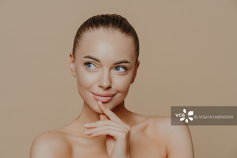 沉思的年轻欧洲女子，拥有健康的白色肌肤图片素材