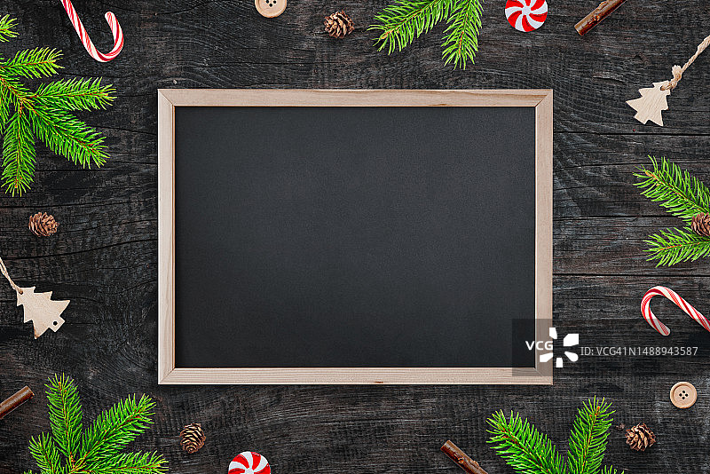 罗马尼亚餐桌上带圣诞装饰的黑板俯视照片图片素材