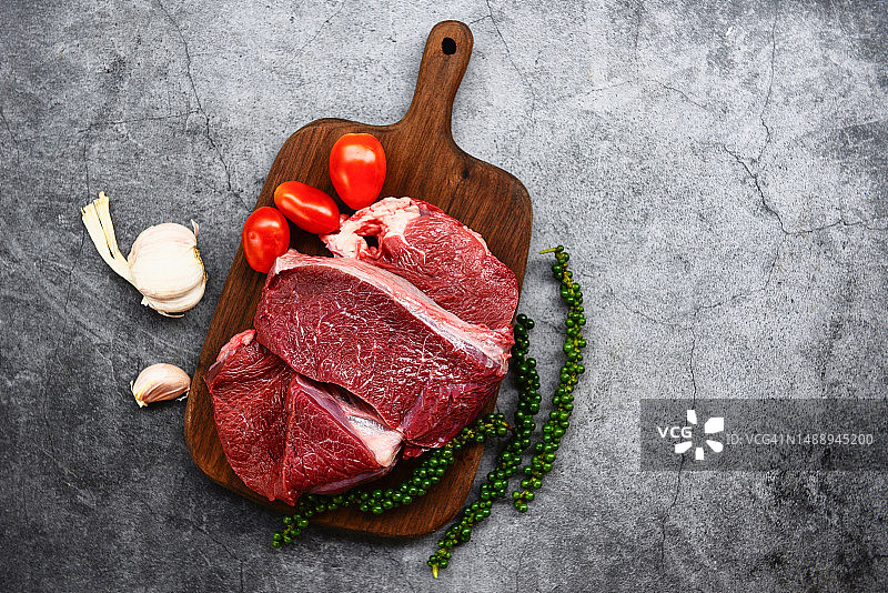 厨房木制砧板上的生牛肉图片素材