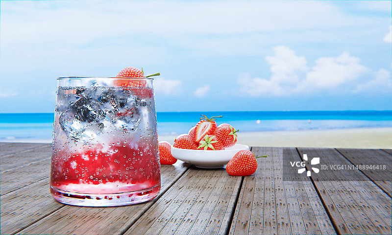 不含酒精的草莓苏打饮品，背景虚化，陶瓷碗中装着新鲜草莓，位于木板桌上，海滩餐厅，冰镇果汁，3D渲染，罗马尼亚图片素材