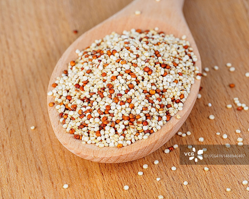 木制背景木勺中的藜麦堆（罗马尼亚，侧视图）图片素材