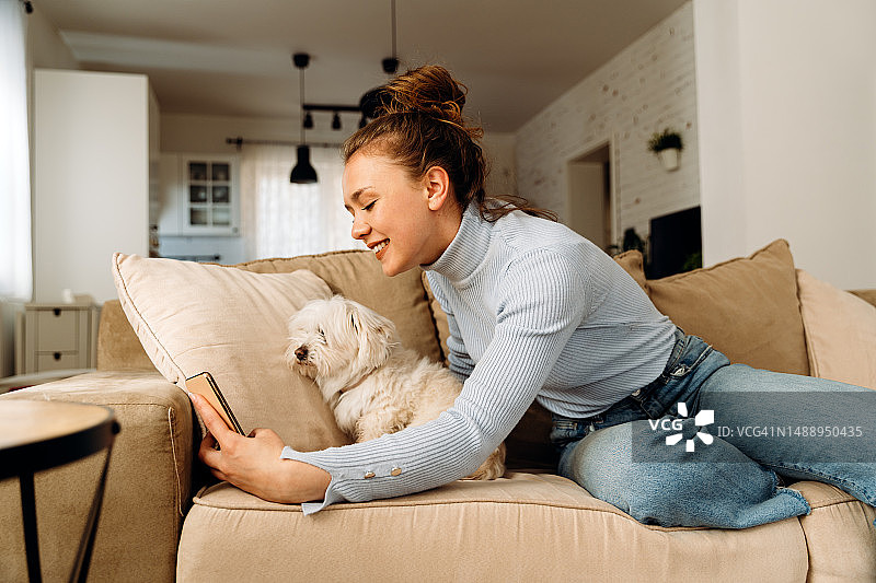 女孩和她的狗自拍图片素材