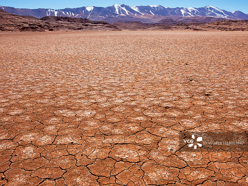 世界独特的生态系统：萨尔塔高原4000米高的碧绿泻湖图片素材