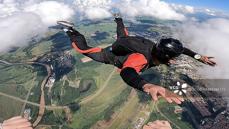 自由落体中查看高度计的跳伞者图片素材