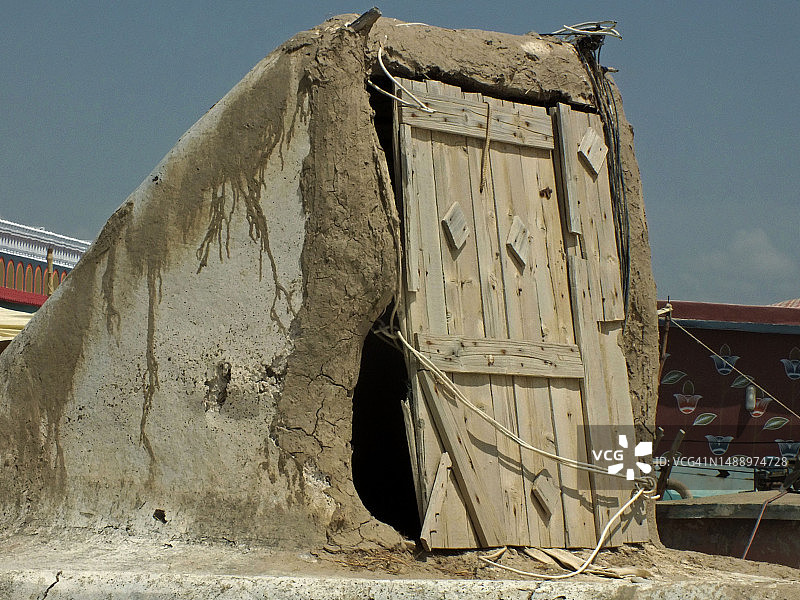 带窗户的泥房图片素材