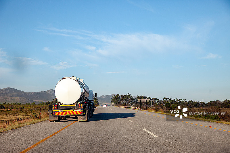 在西开普省道路上行驶的罐车图片素材