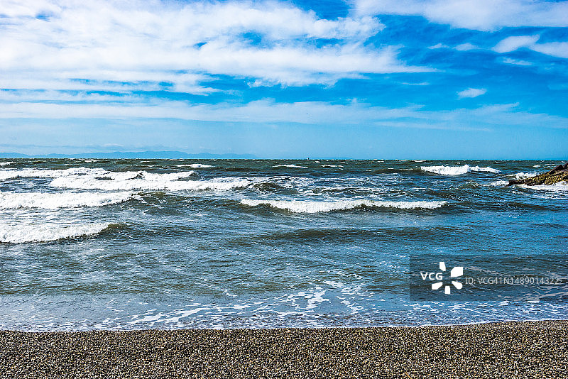 风大的海岸线图片素材