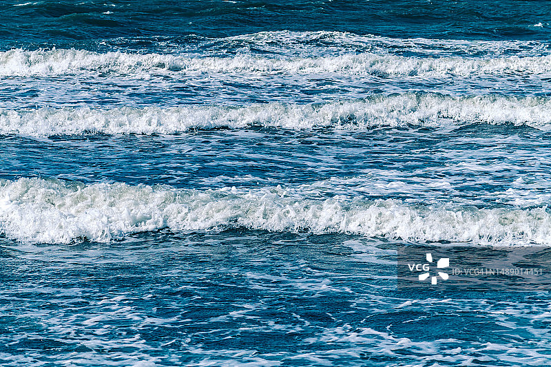 白色海浪拍打的沙滩，位于日本三重县伊势市图片素材