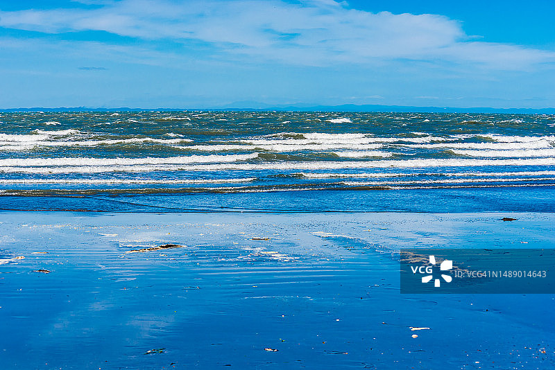 波光粼粼的海面，蓝天和沙滩倒影，日本三重县伊势市图片素材