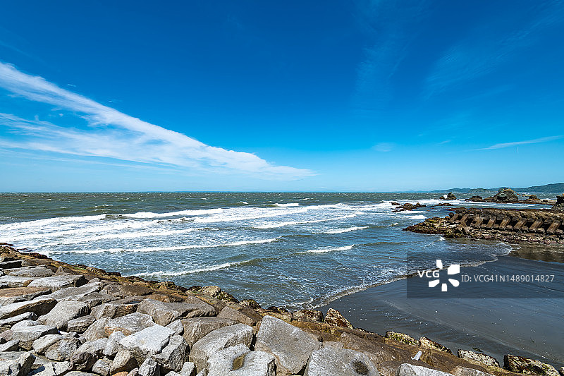 白色海浪拍打的沙滩，位于日本三重县伊势市图片素材