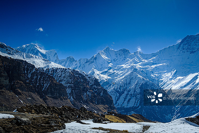 尼泊尔喜马拉雅山的安纳普尔纳大本营和背景中的马查普查雷峰图片素材