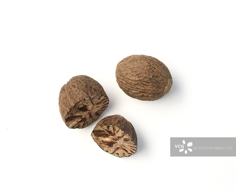 完整和半个肉豆蔻图片素材