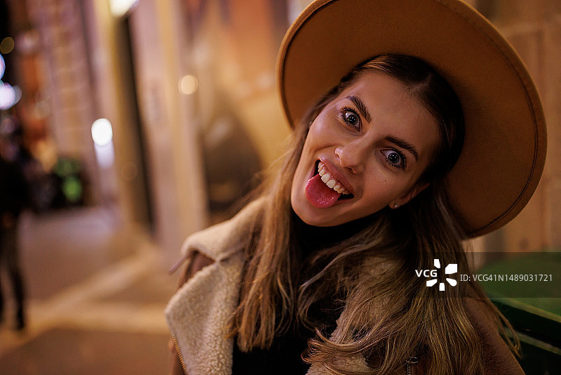 在夜间外出时玩耍图片素材