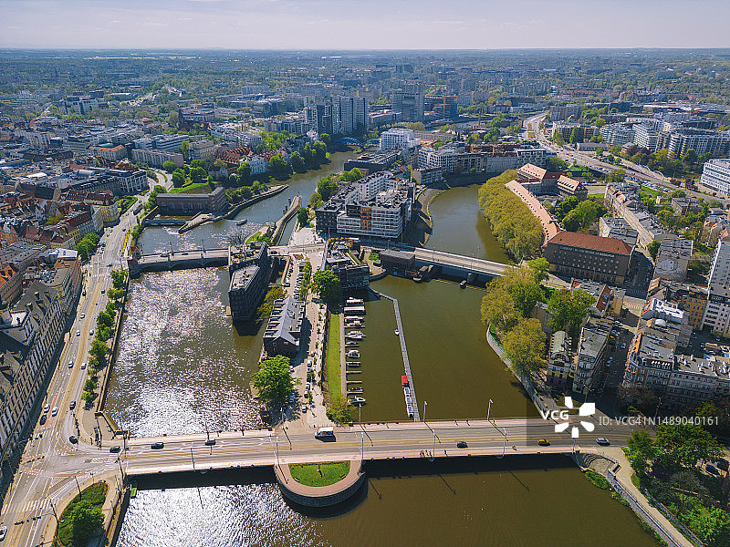 波兰弗罗茨瓦夫市中心奥得河的航拍景色图片素材