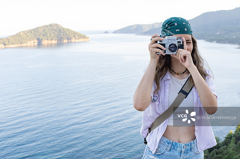 现代青少年用老式相机拍照图片素材