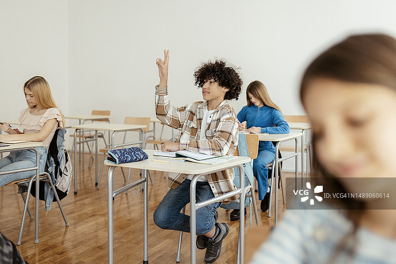 儿童从上学中获益良多图片素材