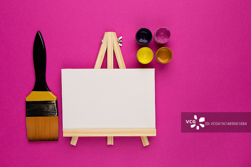 画笔、画架和颜料，品红色背景图片素材