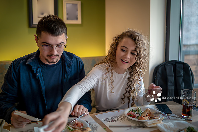 朋友们一起享用早午餐图片素材