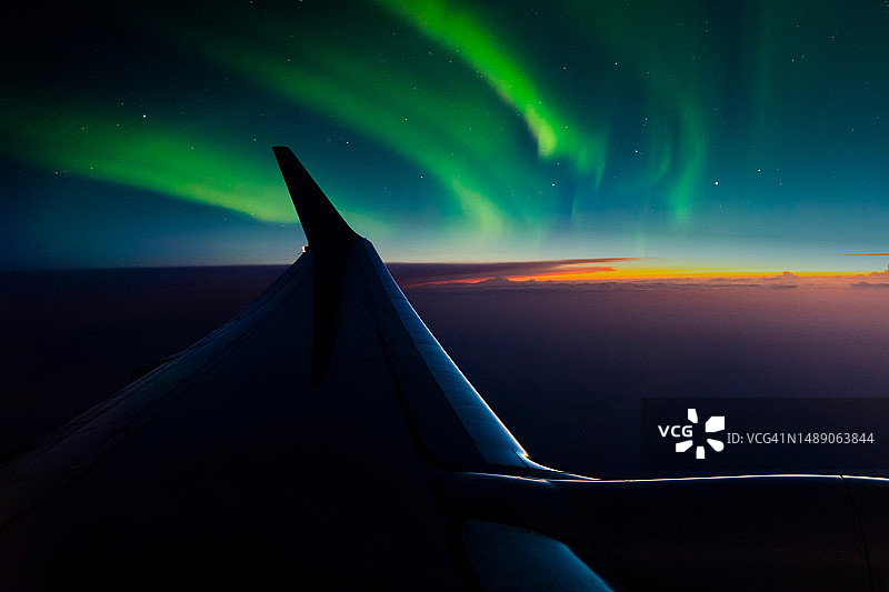 从飞机舷窗看到的北极光图片素材