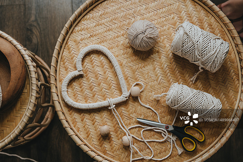 柳条桌上的流苏心形装饰和棉线图片素材