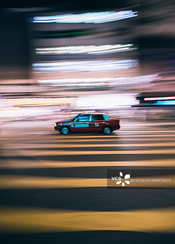 夜间在城市中高速行驶的出租车图片素材