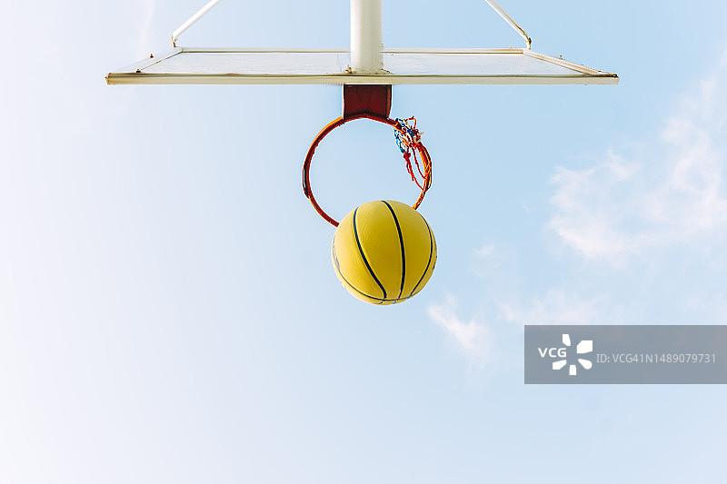 篮球击中篮筐的仰视角度图片素材