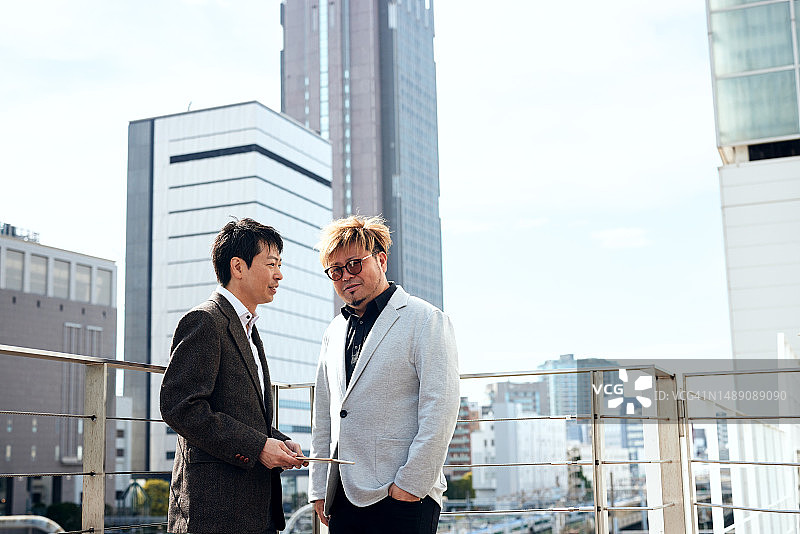 在东京交谈的日本职场人士图片素材