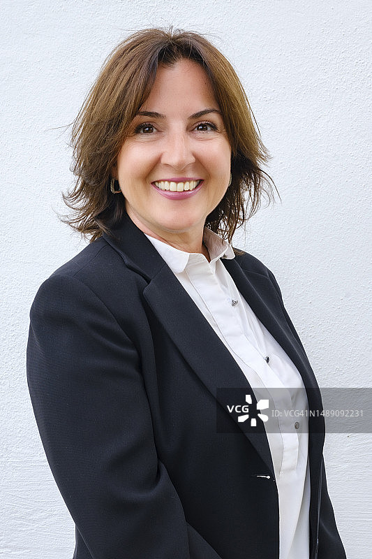 专业微笑的中年妇女形象图片素材