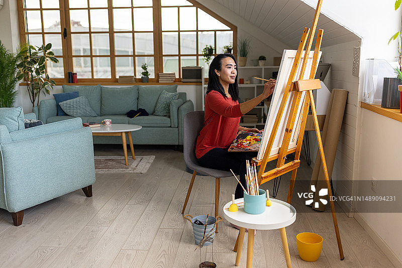 女人在绘画图片素材