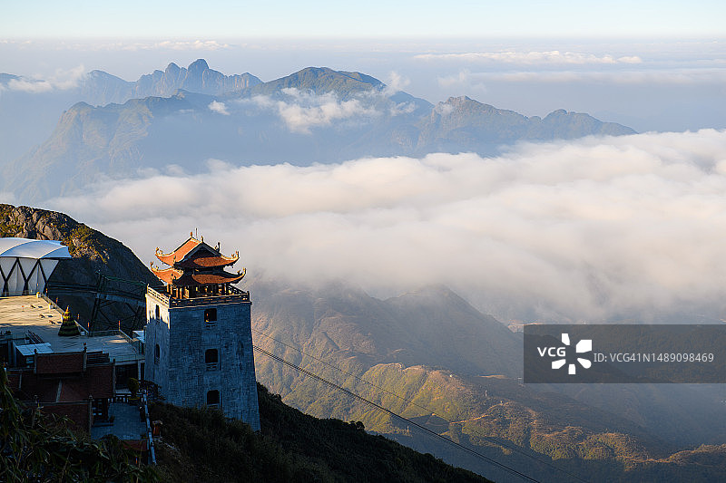 越南老街省沙巴番西邦峰金山宝胜寺宝塔航拍，有阳光和雾图片素材