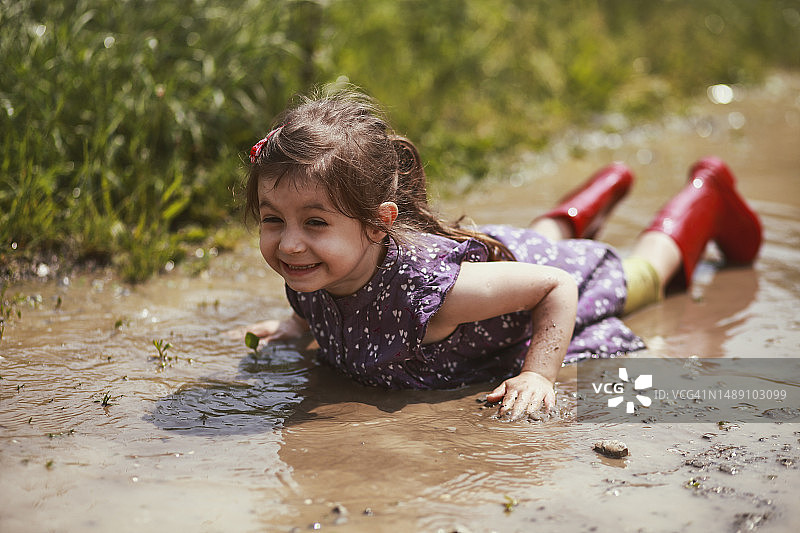 女孩躺在泥坑里图片素材