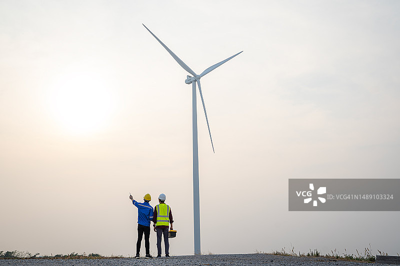 电气工程师检查风力发电厂的技术问题图片素材