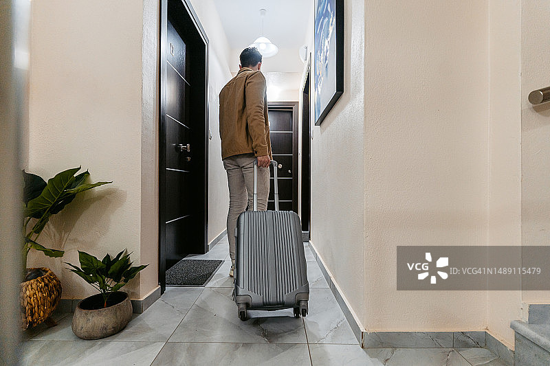 年轻男人进入酒店房间图片素材